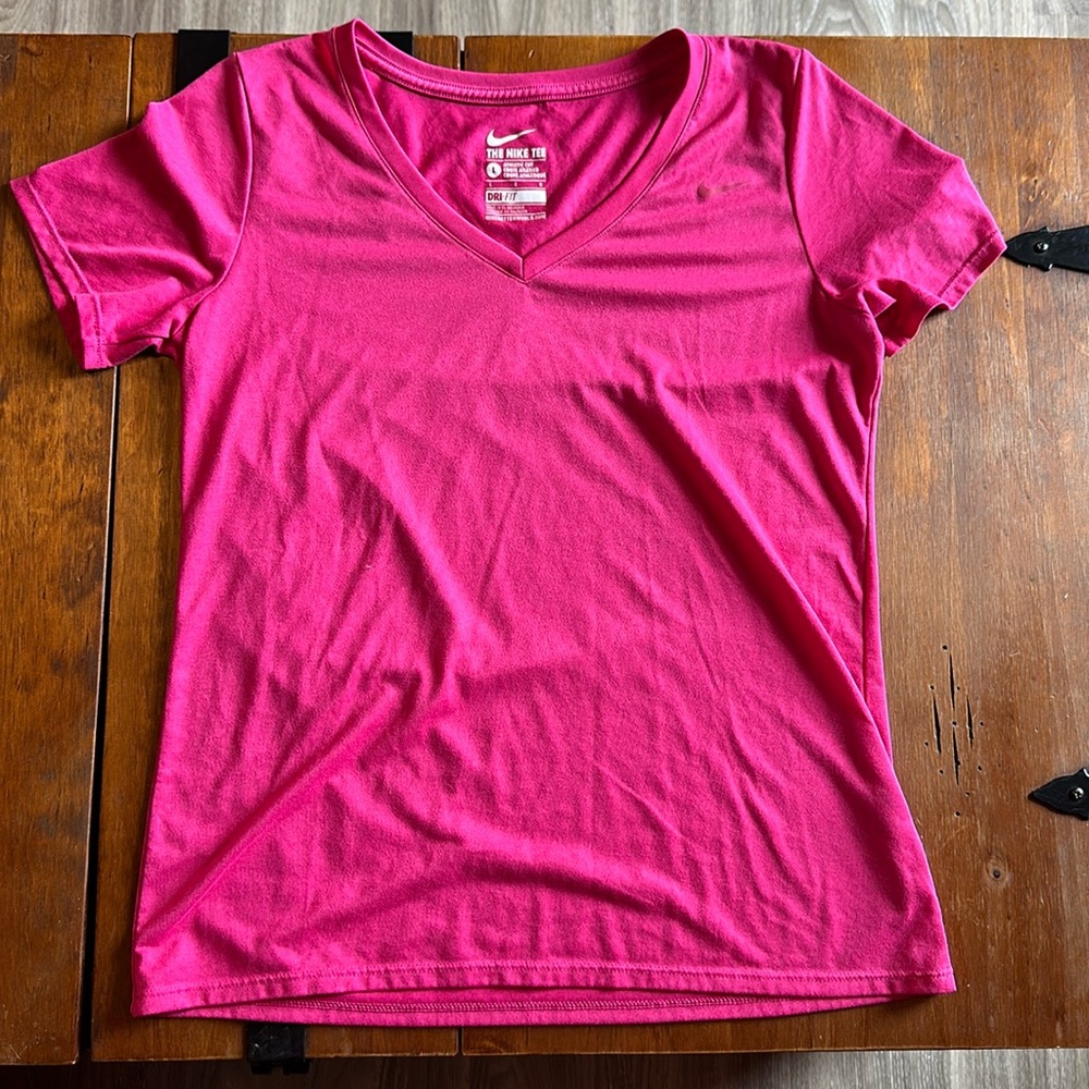 Nike V neck t shirt, size Large